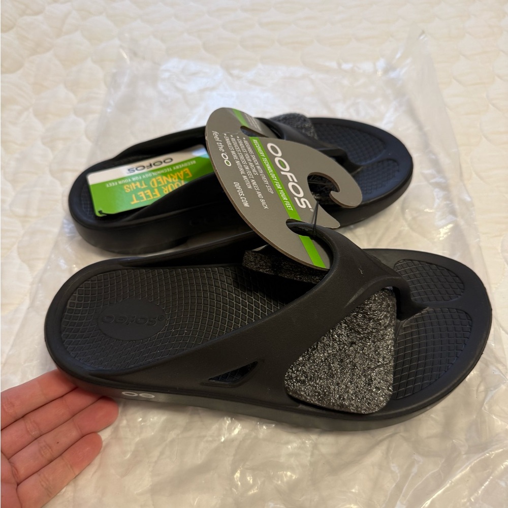 OOFOS Slippers Black size 5mens and 7 in womens